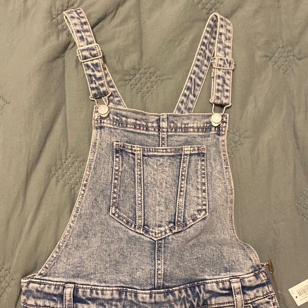 Old Navy White washed overalls, size 6, never worn, perfect condition